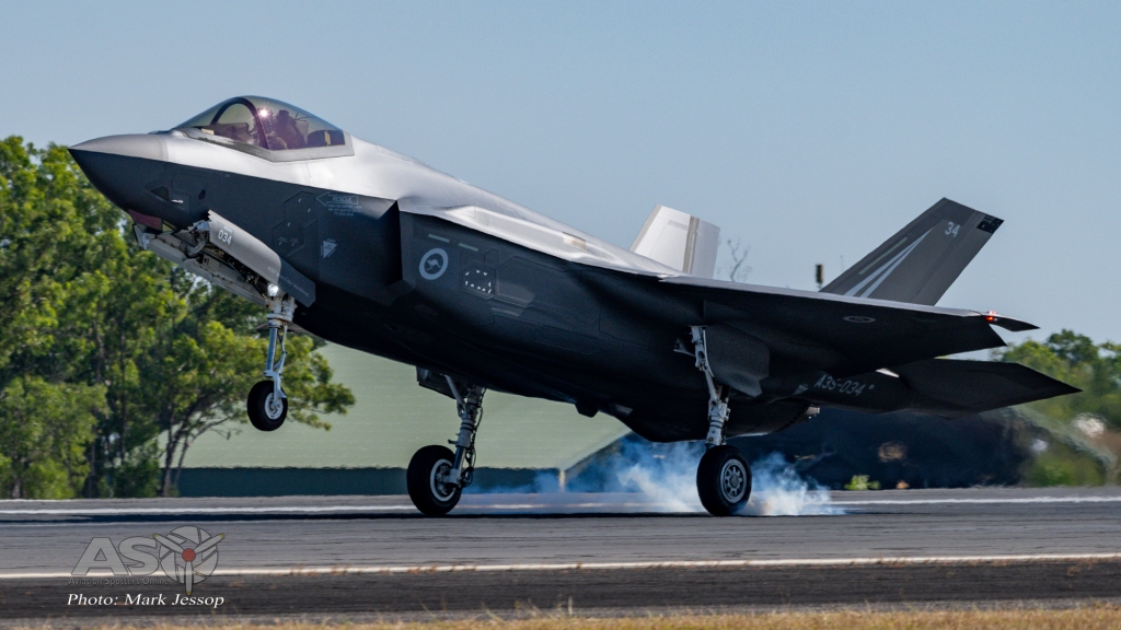 2OCU landing at RAAF Base Darwin©Mark-Jessop-2022