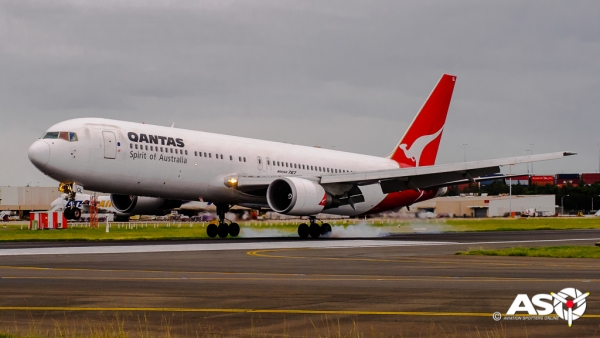 VH-OGL Boeing 767 QANTAS landing for the last time with passengers.